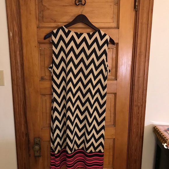 ‼️‼️SOLD‼️‼️Woman’s Sleeveless Dress - Picture 5 of 6